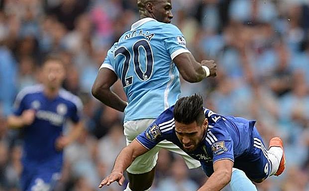 Radamel Falcao (d) intenta un remate de cabeza. 