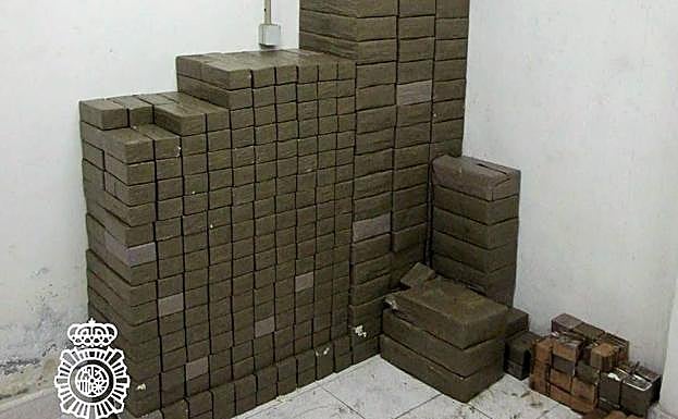 Imagen de archivo de un alijo de hachís intervenido. 