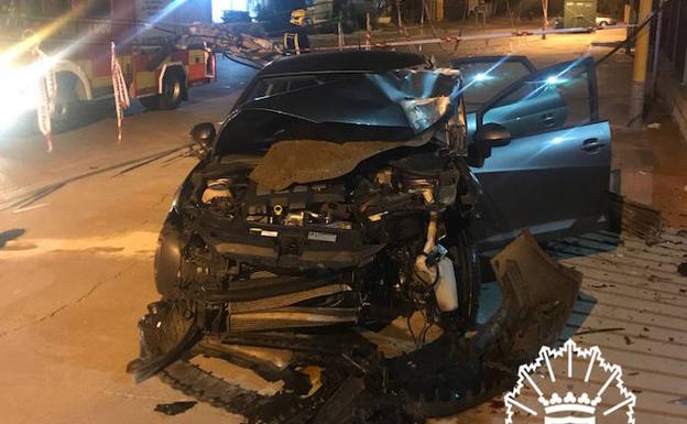 Así quedó el coche tras en intento de huída y chocar contra un poste de madera.