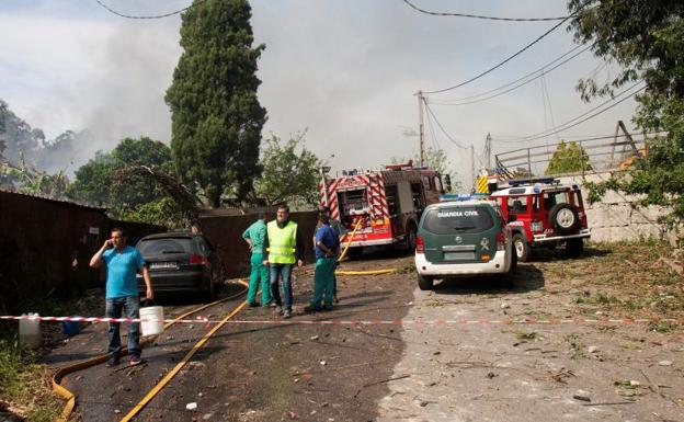 Imagen principal - Servicios de emergencia, en el lugar del suceso.