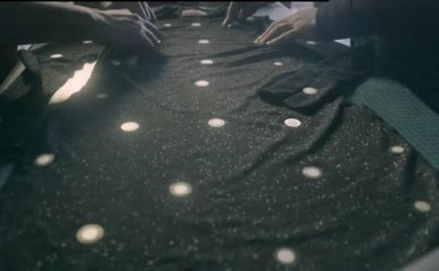 El vídeo promocional de una marca de bebidas muestra la confección del vestido con sensores.