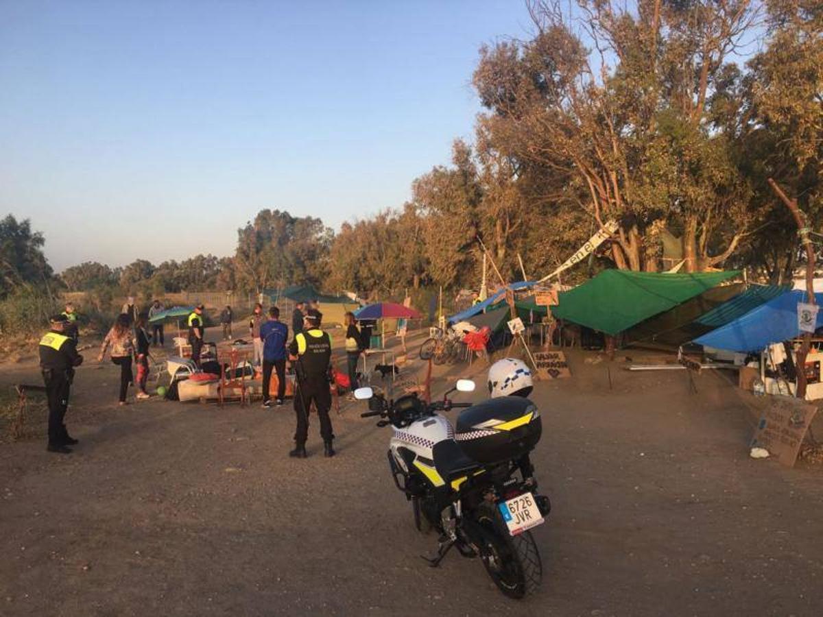 Los ecologistas que estaban acampados en los terrenos de Arraijanal en protesta por la construcción de la ciudad deportiva del Málaga han sido desalojados. Estas son las imágenes del momento.