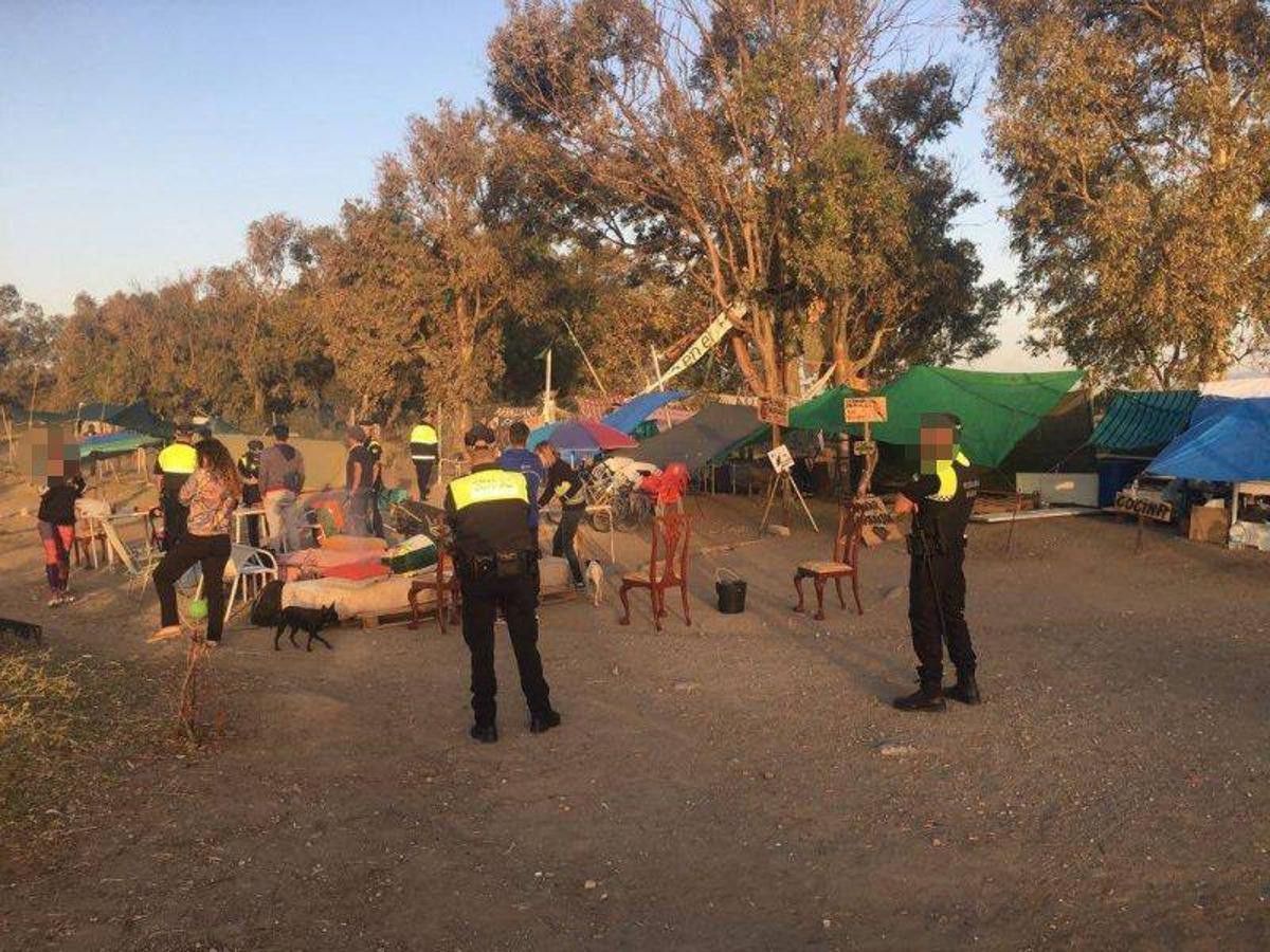 Los ecologistas que estaban acampados en los terrenos de Arraijanal en protesta por la construcción de la ciudad deportiva del Málaga han sido desalojados. Estas son las imágenes del momento.