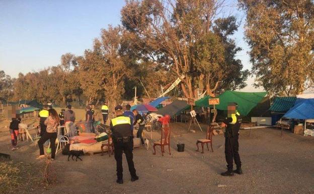 Efectivos de la Policía Local se personaron por la mañana junto a operarios de Limasa para desmantelar el campamento. 