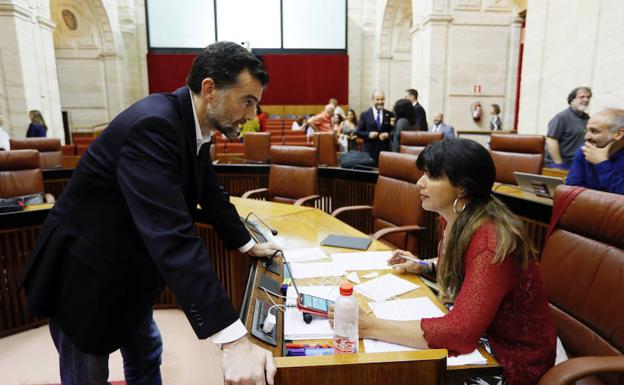 Antonio Maíllo y Teresa Rodríguez, ayer tarde en el Parlamento. 