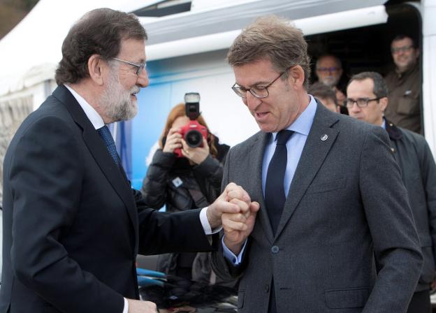 Rajoy saluda Alberto Núñez Feijóo en la visita que realizaron en abril a las obras de la autovía del tramo Vilaboa-Ermida. :: Salvador Sas / efe