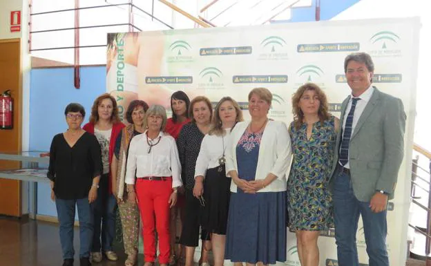 Las responsables de las asociaciones de mujeres junto a Carmen Moreno, Andrea Barbotta y Alfonso Escribano. 