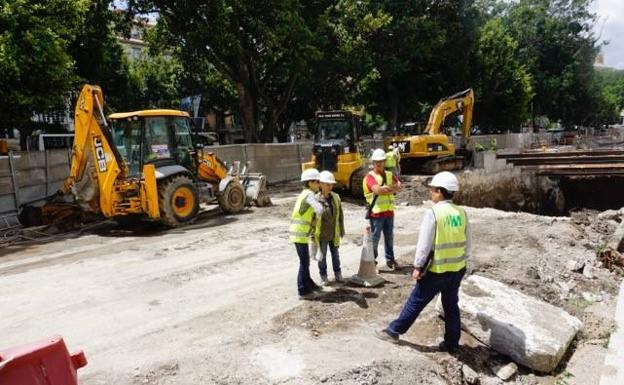 Arqueólogos y técnicos inspeccionan los restos. 