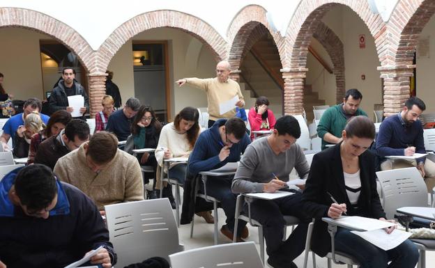 Estudiantes en la sede de la UNED en Marbella, durante un examen. 