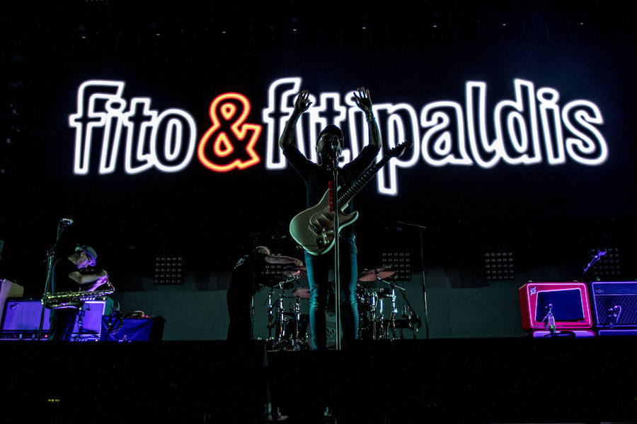 La banda visió anoche la ciudad en su gira de aniversario, con un concierto que contó con varios artistas invitados 