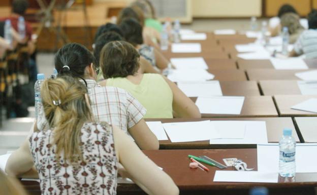 Opositores en un examen. 