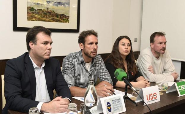 Representantes de los sindicatos de tripulantes de cabina de pasajeros.