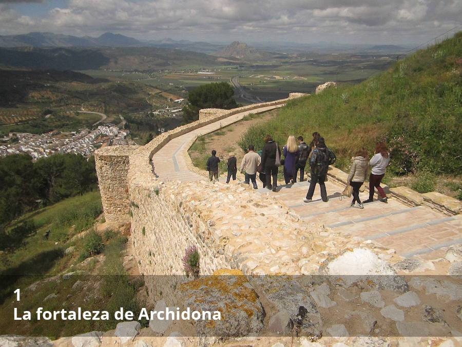 La historia y la leyenda se unen en el antiguo castillo de Archidona, origen de la ciudad. Sobre el Cerro de la Virgen, se conservan bastantes restos de aquel recinto amurallado. Todo el reportaje completo  aquí