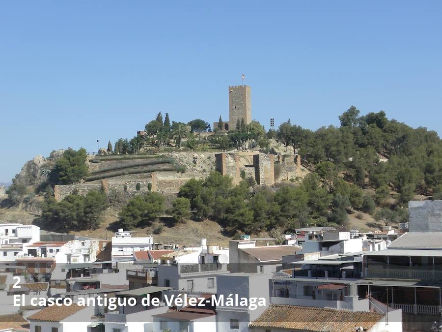 La ciudad de Vélez-Málaga, cabecera de la comarca de la Axarquía, aglutina en su principal núcleo urbano un amplio legado monumental, que va desde su Fortaleza Árabe hasta la 'Ermita Transparente' o la Casa de Cervantes. Todo el reportaje completo  aquí