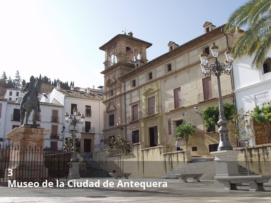 Si ya el casco antiguo de Antequera es una lección práctica de historia, su Museo de la Ciudad es de visita obligada para conocer el importante legado que tiene esta ciudad monumental. Situado en el Palacio de Nájera, este museo cuenta, entre otras piezas de indudable valor histórico, con el Efebo de Antequera. Todo el reportaje completo  aquí