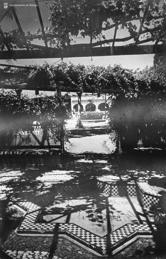 Hasta la inauguración del Balneario de los Baños del Carmen, en 1918 siguiendo el concepto de Santander o San Sebastián, hombres y mujeres se bañaban por separado, en albercas de agua templada y en espacios cerrados