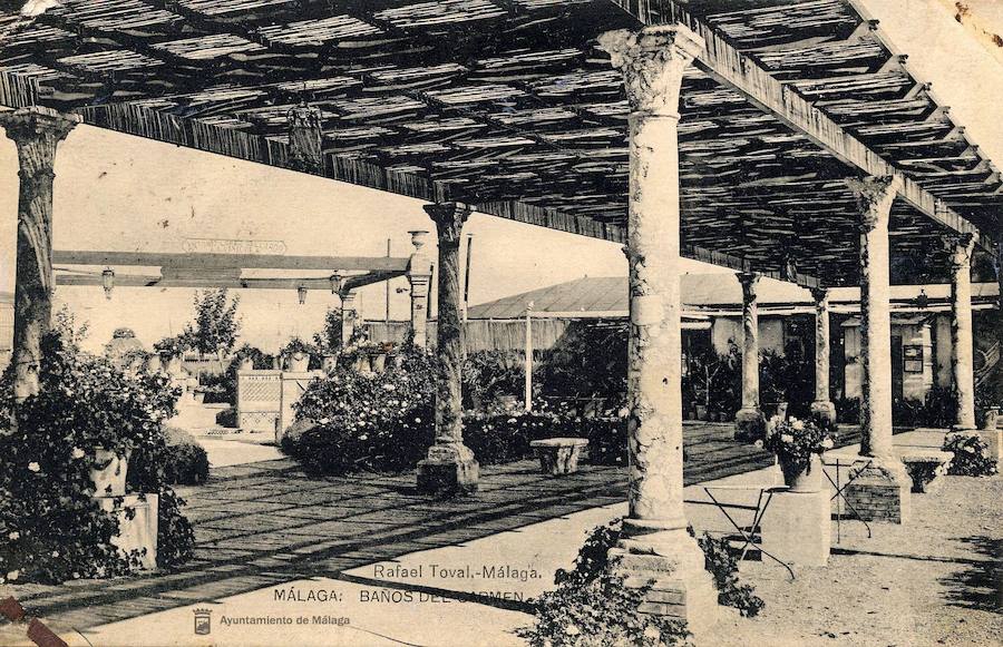 Hasta la inauguración del Balneario de los Baños del Carmen, en 1918 siguiendo el concepto de Santander o San Sebastián, hombres y mujeres se bañaban por separado, en albercas de agua templada y en espacios cerrados