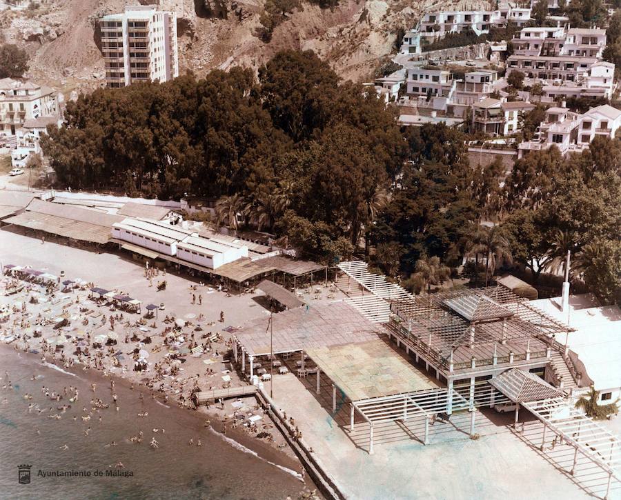 Hasta la inauguración del Balneario de los Baños del Carmen, en 1918 siguiendo el concepto de Santander o San Sebastián, hombres y mujeres se bañaban por separado, en albercas de agua templada y en espacios cerrados