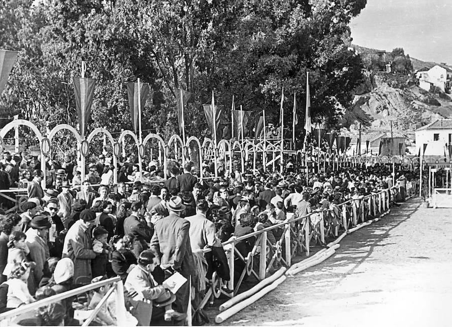 Hasta la inauguración del Balneario de los Baños del Carmen, en 1918 siguiendo el concepto de Santander o San Sebastián, hombres y mujeres se bañaban por separado, en albercas de agua templada y en espacios cerrados
