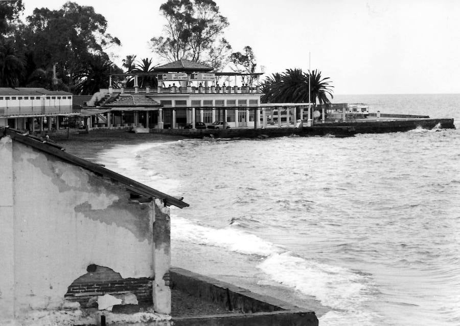 Hasta la inauguración del Balneario de los Baños del Carmen, en 1918 siguiendo el concepto de Santander o San Sebastián, hombres y mujeres se bañaban por separado, en albercas de agua templada y en espacios cerrados