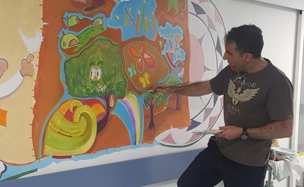 Neno Herrera, en un momento de su trabajo pictórico en el Materno
