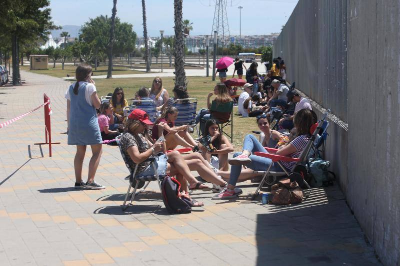Cientos de personas aguardan desde primera hora del día el inicio del espectáculo 