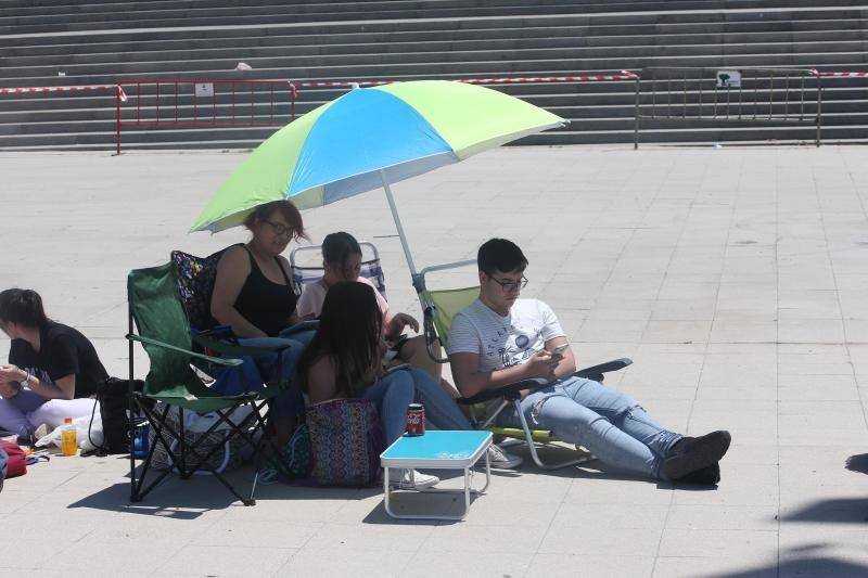 Cientos de personas aguardan desde primera hora del día el inicio del espectáculo 