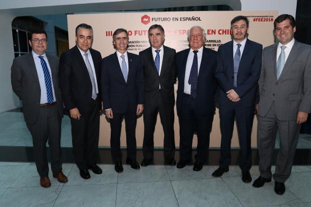 Alfonso Domínguez, Claudio Muñoz, José Ramón Valente, Iñaki Arechabaleta, Carlos Espinosa de los Monteros, Roberto Muñoz y Pelayo Covarrubias posan, ayer, en la segunda jornada de Futuro en Español. 