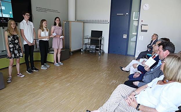 Alumnos del Instituto Bügerwiese de Dresde durante su intervención en la Biblioteca Interactiva Multimediática Manuel Molina