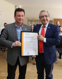 Imagen secundaria 2 - Narváez, Reichel, Mar Martín Rojo y Molina brindan tras el acto. Ana Luque, jefa de gabinete del Rectorado de la UMA impone una biznaga de plata a Manuel. Manuel Molina entrega al rector José Ángel Narváez seis becas en Alemania para alumnos de la UMA