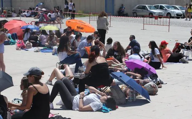 Algunos de los fans que llevan horas esperando a la intemperie el inicio del concierto. 