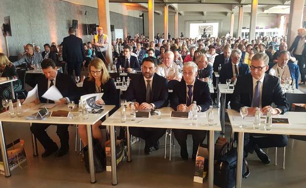 El consejero de Turismo, Javier fernández, en el centro, con Manuel Butler y la vicealcaldesa de Dresde.