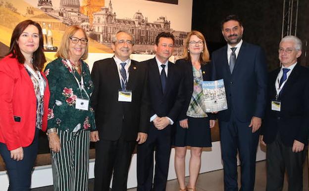 Mar Martín Rojo, Adelaida de la Calle, José A. Narváez, Manuel Molina, Annekatrin Klepsch, Javier Fernández y Manuel Butler con la revista oficial del congreso, editada por SUR. 