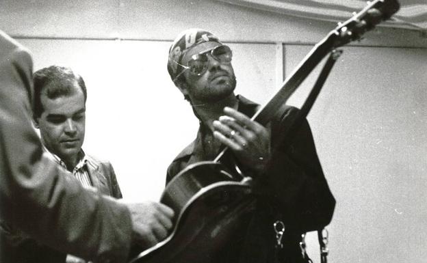 Momento en que George Michael entregó la guitarra al Ayuntamiento en 1989.