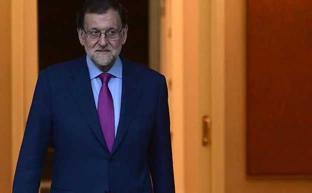 Mariano Rajoy sale del Palacio de la Moncloa para recibir a Pedro Sánchez. 