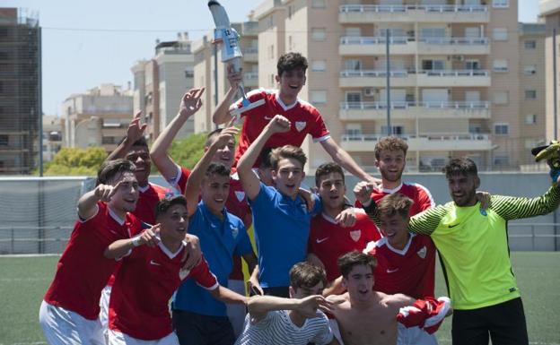 Los jugadores celebran la victoria.