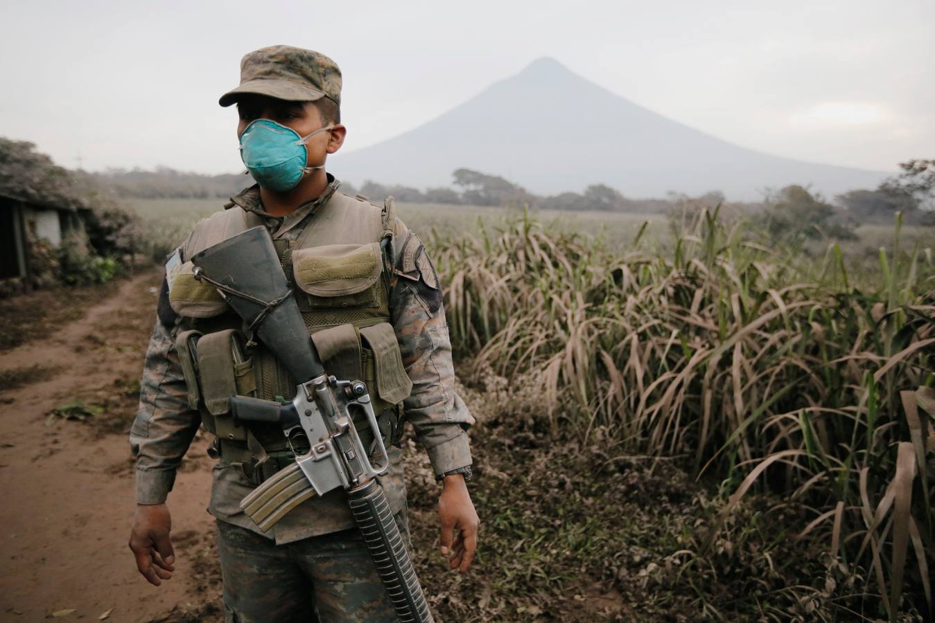 La erupción del volcán de Fuego en Guatemala ha causado al menos una treintena de muertos, aunque la cifra sigue aumentando. Las fuerzas de seguridad y salvamento se han movilizado para salvaguardar a los afectados que se cuentan por miles.