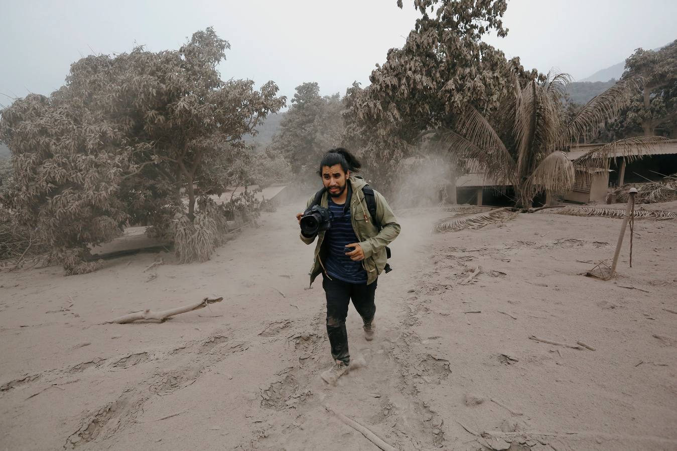 La erupción del volcán de Fuego en Guatemala ha causado al menos una treintena de muertos, aunque la cifra sigue aumentando. Las fuerzas de seguridad y salvamento se han movilizado para salvaguardar a los afectados que se cuentan por miles.