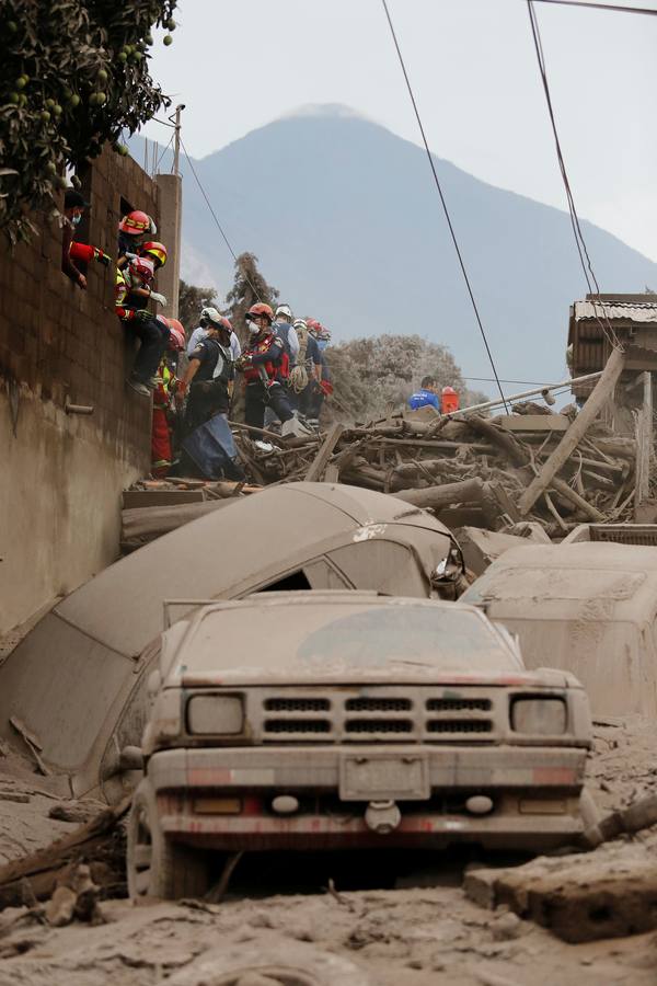 La erupción del volcán de Fuego en Guatemala ha causado al menos una treintena de muertos, aunque la cifra sigue aumentando. Las fuerzas de seguridad y salvamento se han movilizado para salvaguardar a los afectados que se cuentan por miles.