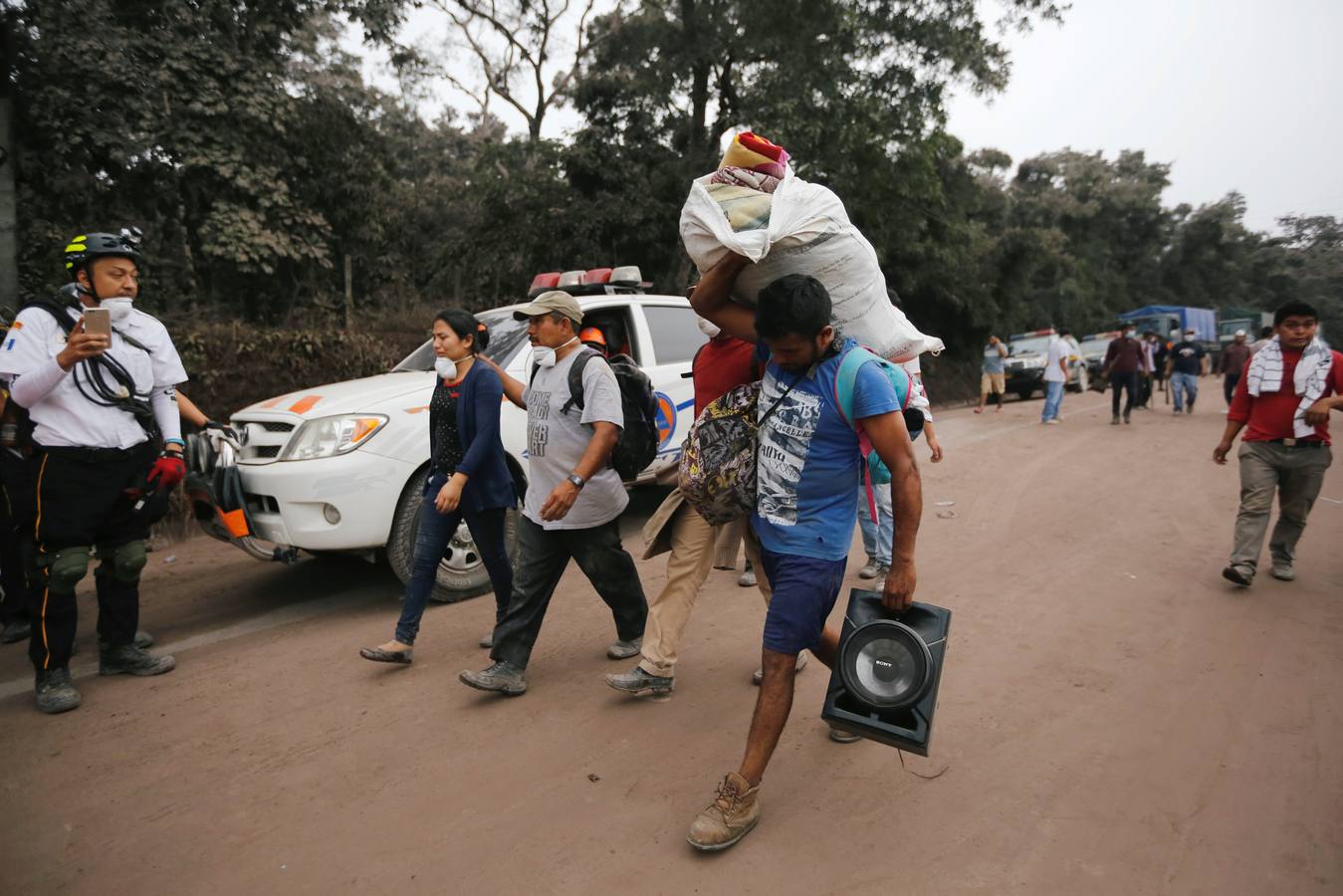 La erupción del volcán de Fuego en Guatemala ha causado al menos una treintena de muertos, aunque la cifra sigue aumentando. Las fuerzas de seguridad y salvamento se han movilizado para salvaguardar a los afectados que se cuentan por miles.