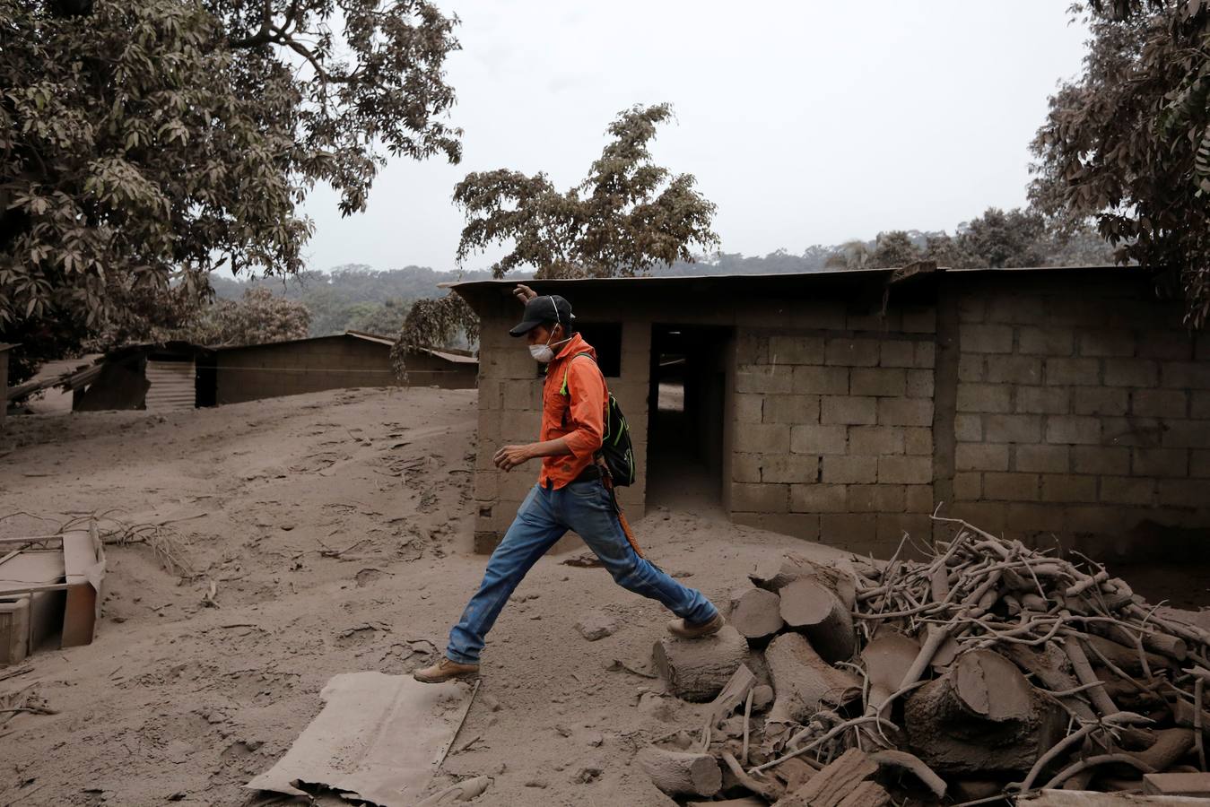 La erupción del volcán de Fuego en Guatemala ha causado al menos una treintena de muertos, aunque la cifra sigue aumentando. Las fuerzas de seguridad y salvamento se han movilizado para salvaguardar a los afectados que se cuentan por miles.