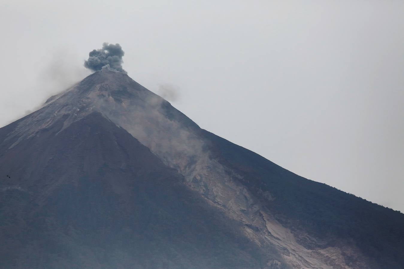 La erupción del volcán de Fuego en Guatemala ha causado al menos una treintena de muertos, aunque la cifra sigue aumentando. Las fuerzas de seguridad y salvamento se han movilizado para salvaguardar a los afectados que se cuentan por miles.