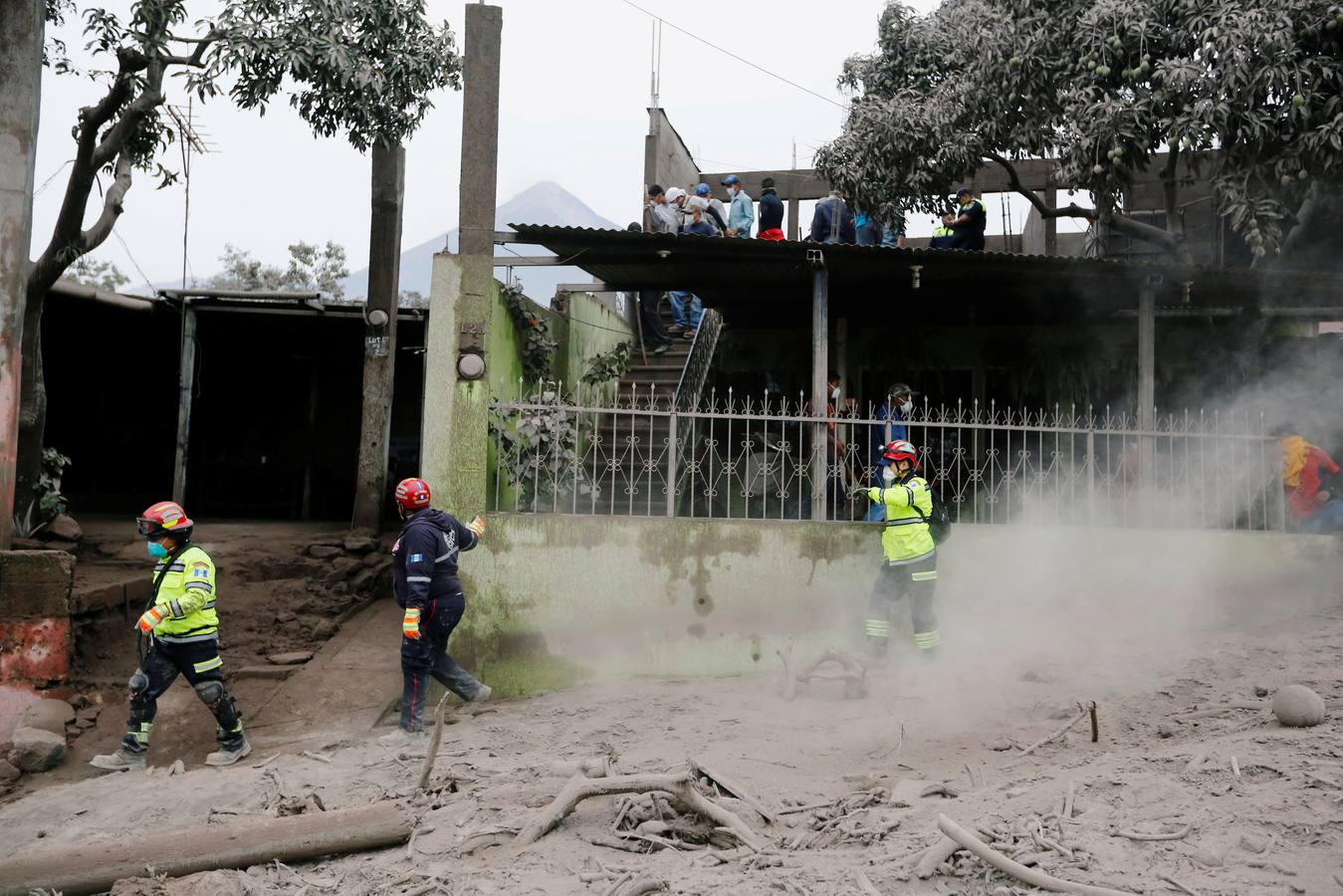 La erupción del volcán de Fuego en Guatemala ha causado al menos una treintena de muertos, aunque la cifra sigue aumentando. Las fuerzas de seguridad y salvamento se han movilizado para salvaguardar a los afectados que se cuentan por miles.