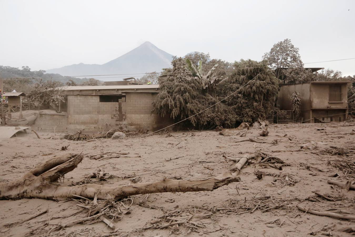 La erupción del volcán de Fuego en Guatemala ha causado al menos una treintena de muertos, aunque la cifra sigue aumentando. Las fuerzas de seguridad y salvamento se han movilizado para salvaguardar a los afectados que se cuentan por miles.