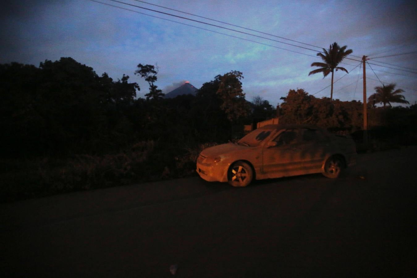 La erupción del volcán de Fuego en Guatemala ha causado al menos una treintena de muertos, aunque la cifra sigue aumentando. Las fuerzas de seguridad y salvamento se han movilizado para salvaguardar a los afectados que se cuentan por miles.