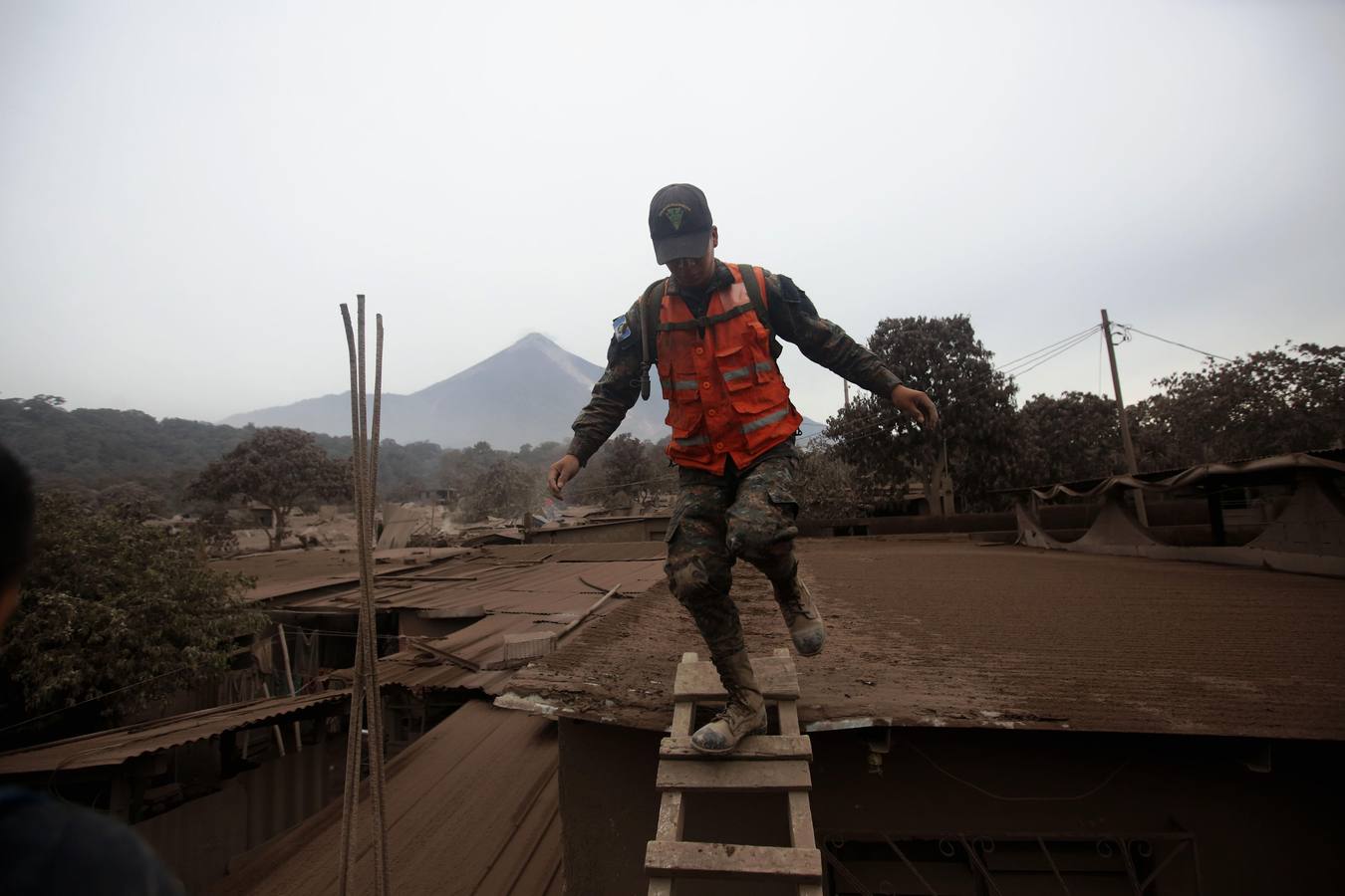 La erupción del volcán de Fuego en Guatemala ha causado al menos una treintena de muertos, aunque la cifra sigue aumentando. Las fuerzas de seguridad y salvamento se han movilizado para salvaguardar a los afectados que se cuentan por miles.