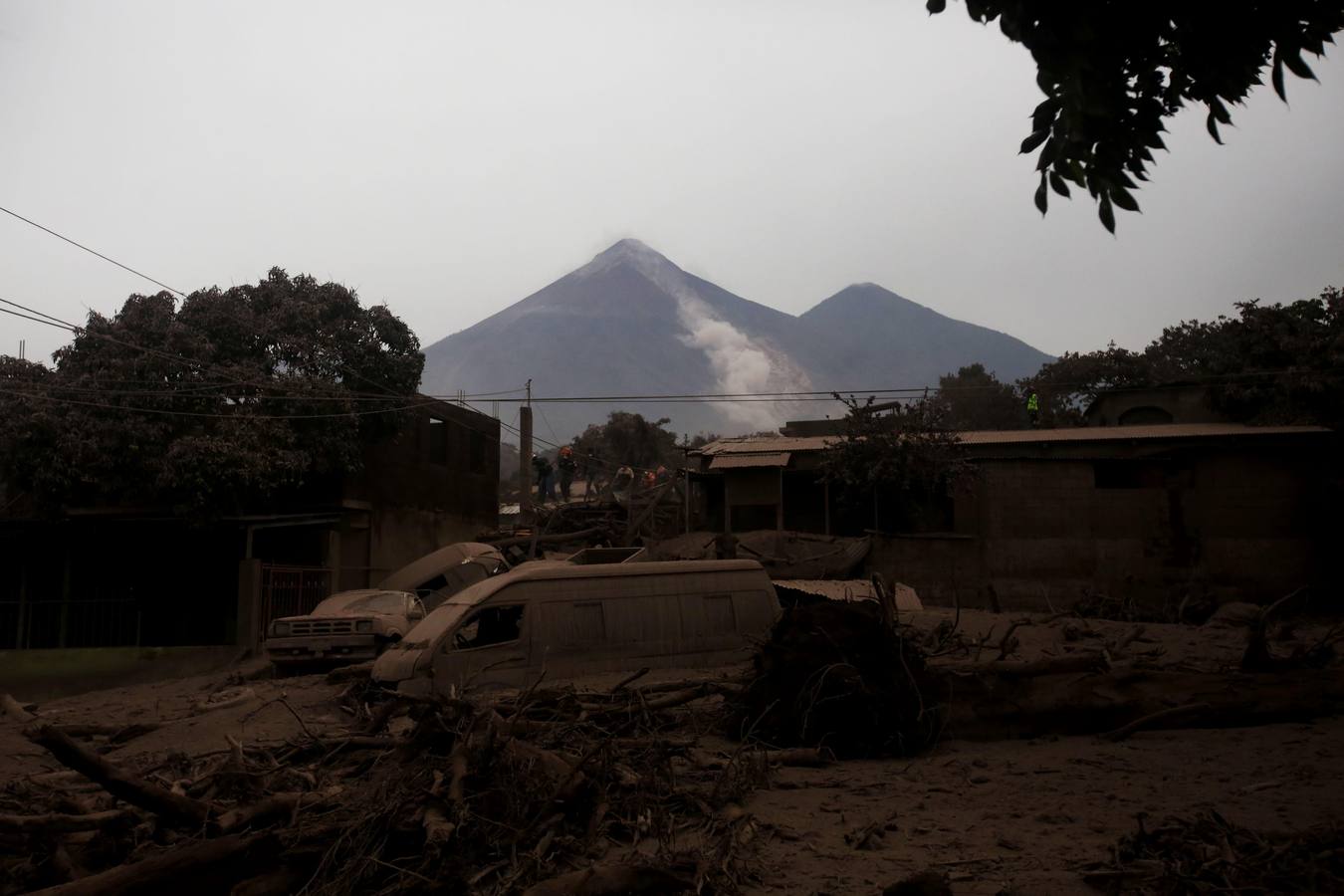 La erupción del volcán de Fuego en Guatemala ha causado al menos una treintena de muertos, aunque la cifra sigue aumentando. Las fuerzas de seguridad y salvamento se han movilizado para salvaguardar a los afectados que se cuentan por miles.