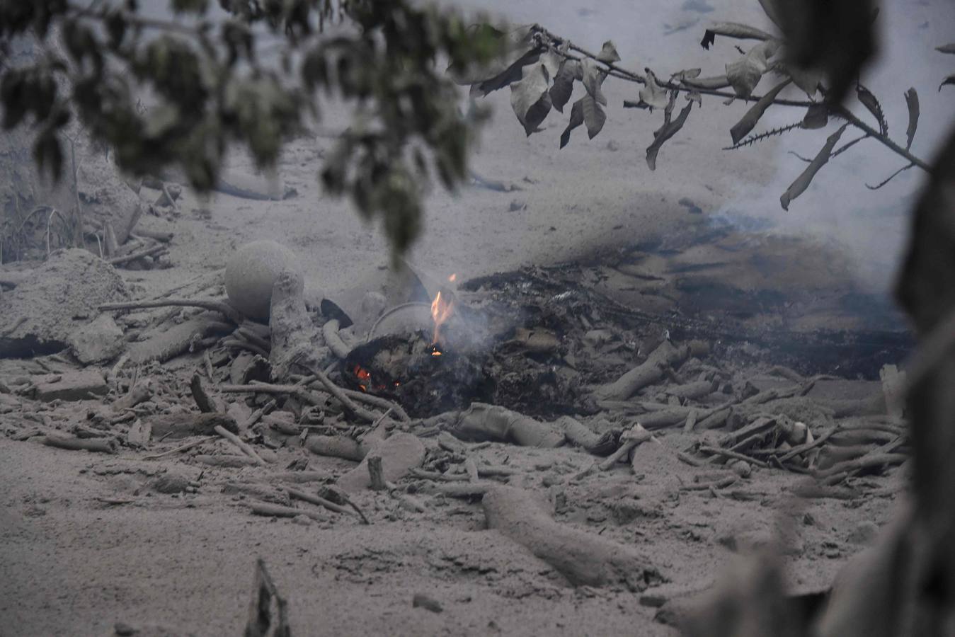 La erupción del volcán de Fuego en Guatemala ha causado al menos una treintena de muertos, aunque la cifra sigue aumentando. Las fuerzas de seguridad y salvamento se han movilizado para salvaguardar a los afectados que se cuentan por miles.