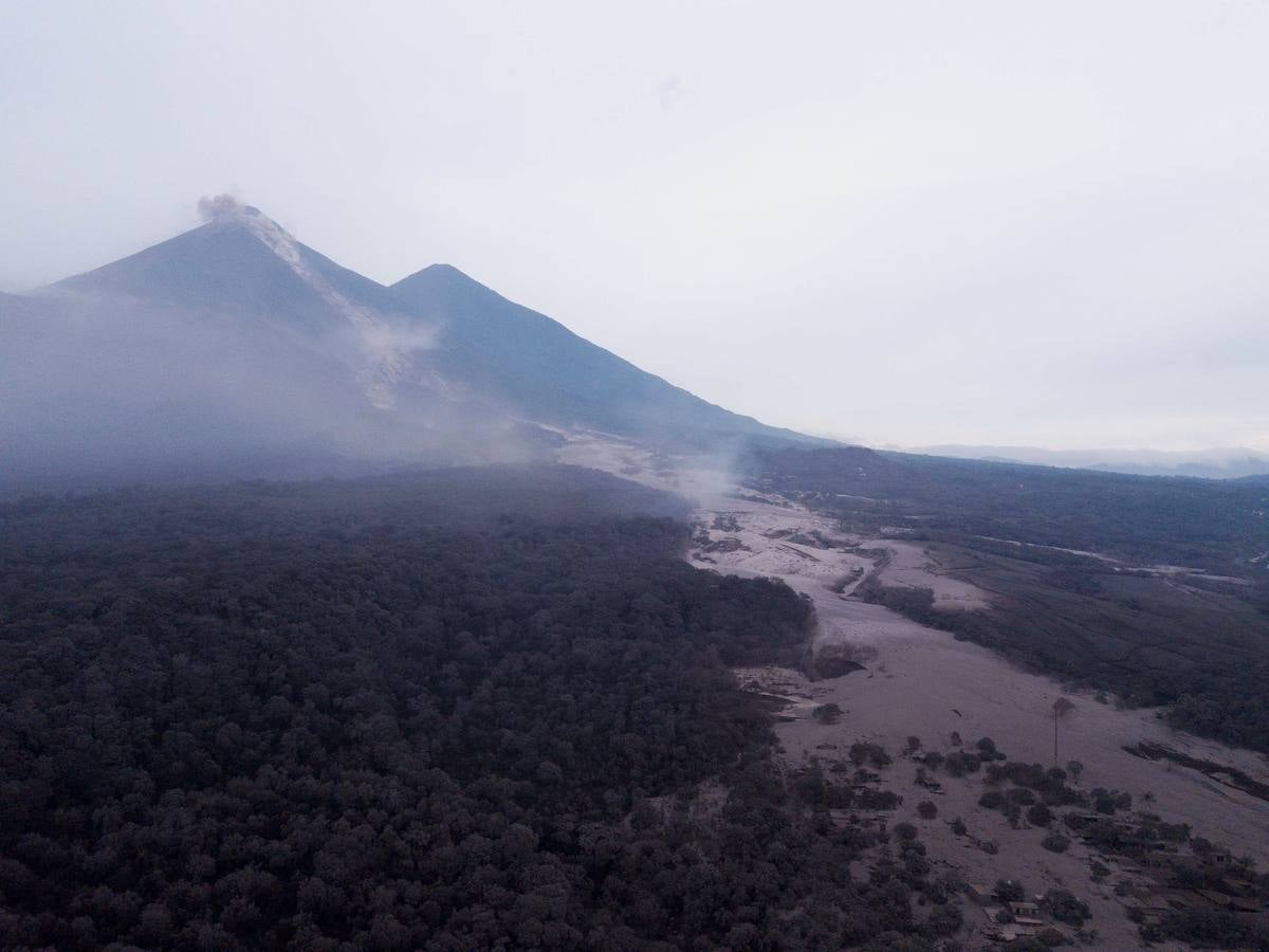 La erupción del volcán de Fuego en Guatemala ha causado al menos una treintena de muertos, aunque la cifra sigue aumentando. Las fuerzas de seguridad y salvamento se han movilizado para salvaguardar a los afectados que se cuentan por miles.