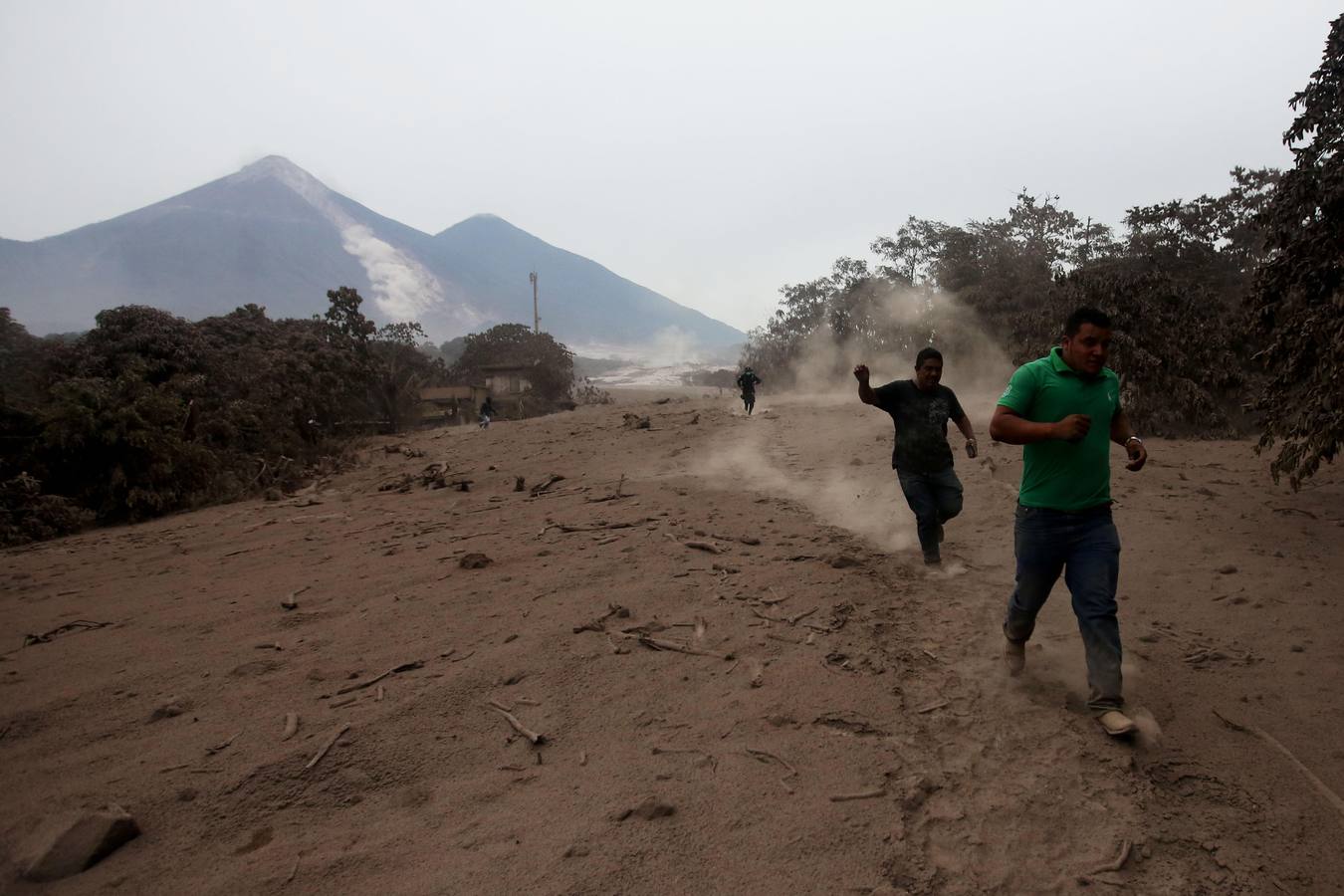 La erupción del volcán de Fuego en Guatemala ha causado al menos una treintena de muertos, aunque la cifra sigue aumentando. Las fuerzas de seguridad y salvamento se han movilizado para salvaguardar a los afectados que se cuentan por miles.